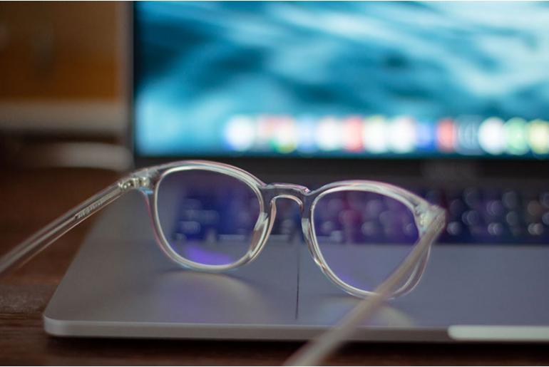 Proteggi i tuoi occhi con gli occhiali da riposo per PC: una guida completa